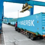 Contenedor de Maersk siendo cargado en transporte terrestre