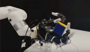 ¡Siente lo que toca! Desarrollan mano robótica con sentido del tacto