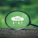 Ilustración de reducción de emisiones de CO2 en el mercado de carbono