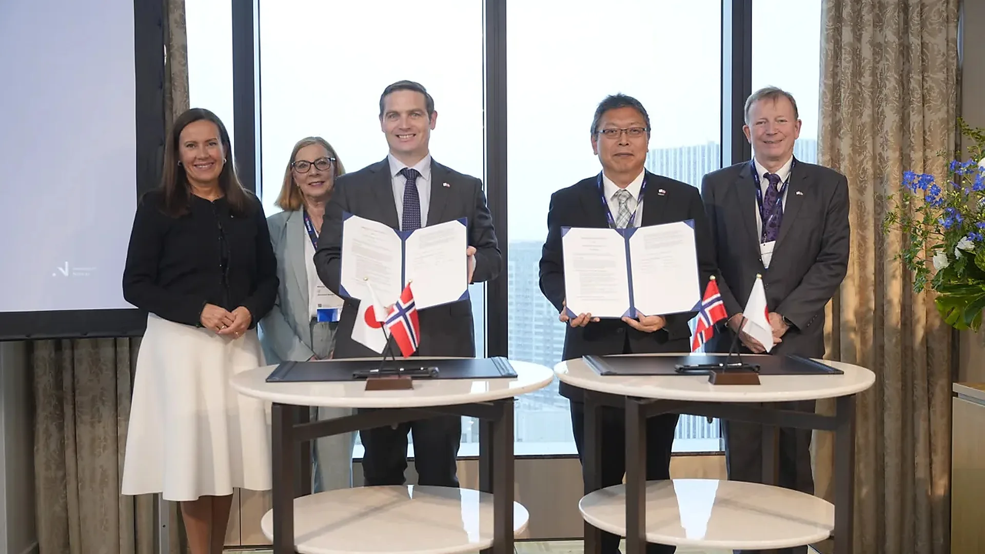 Representantes de NGI y OYO firman acuerdo de cooperación para energía eólica marina en Japón.