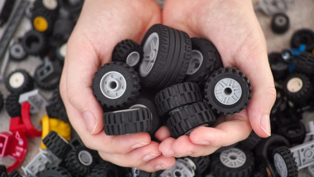 Los neumáticos de LEGO serán de materiales reciclados