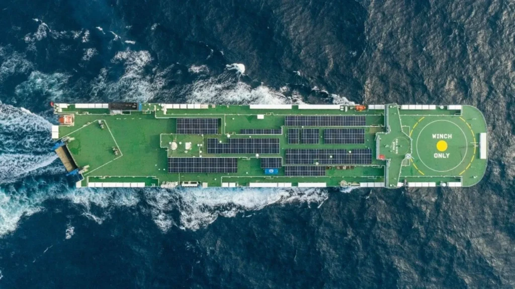 China impulsa el transporte sostenible con su nuevo portacoches solar y a gas natural licuado