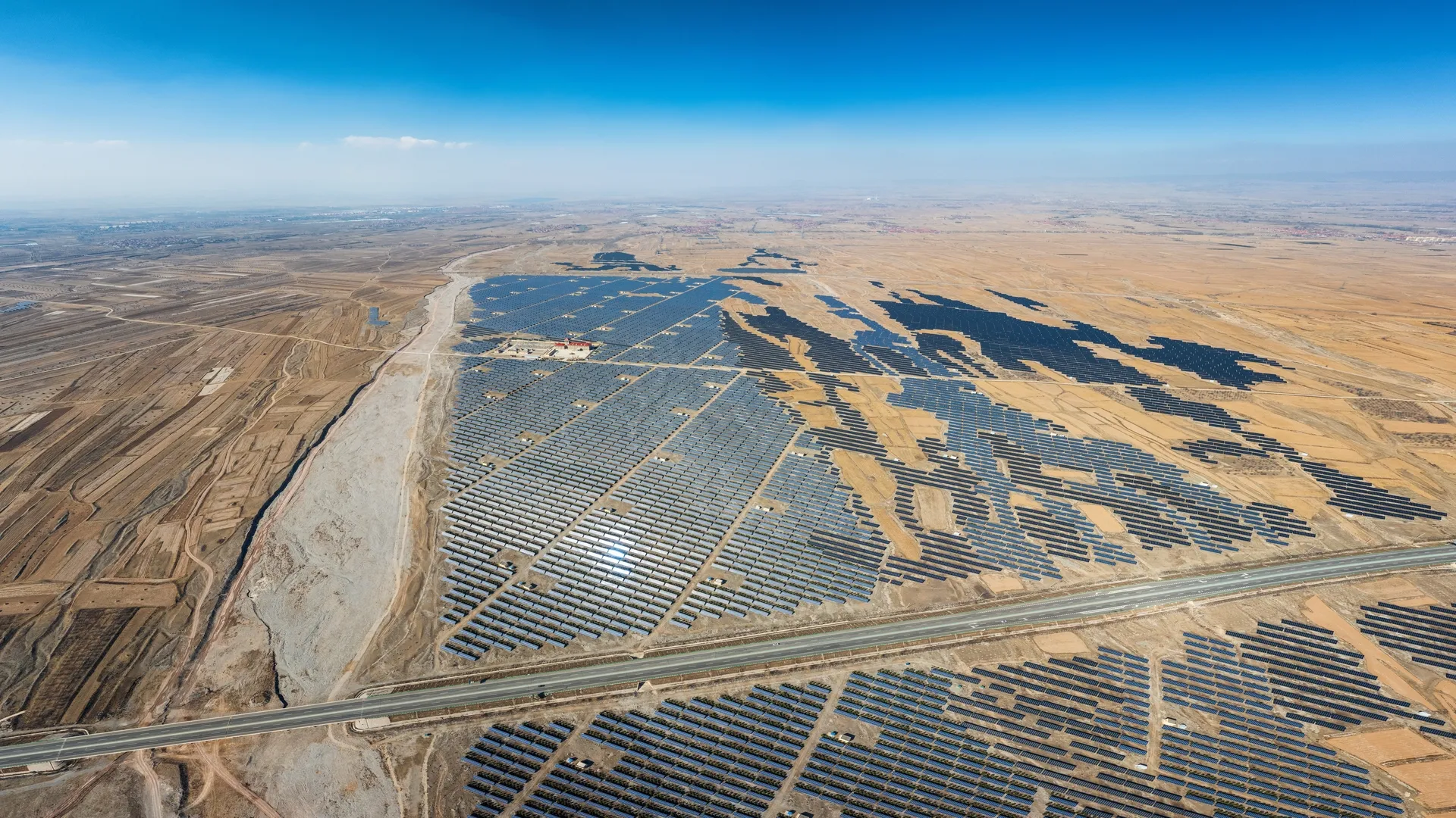 Parques solares de OCP Green Energy en Marruecos vistos desde el aire