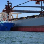 Buque de Osaka Gas realiza operación de bunkering de GNL barco a barco abasteciendo a granelero en puerto japonés.