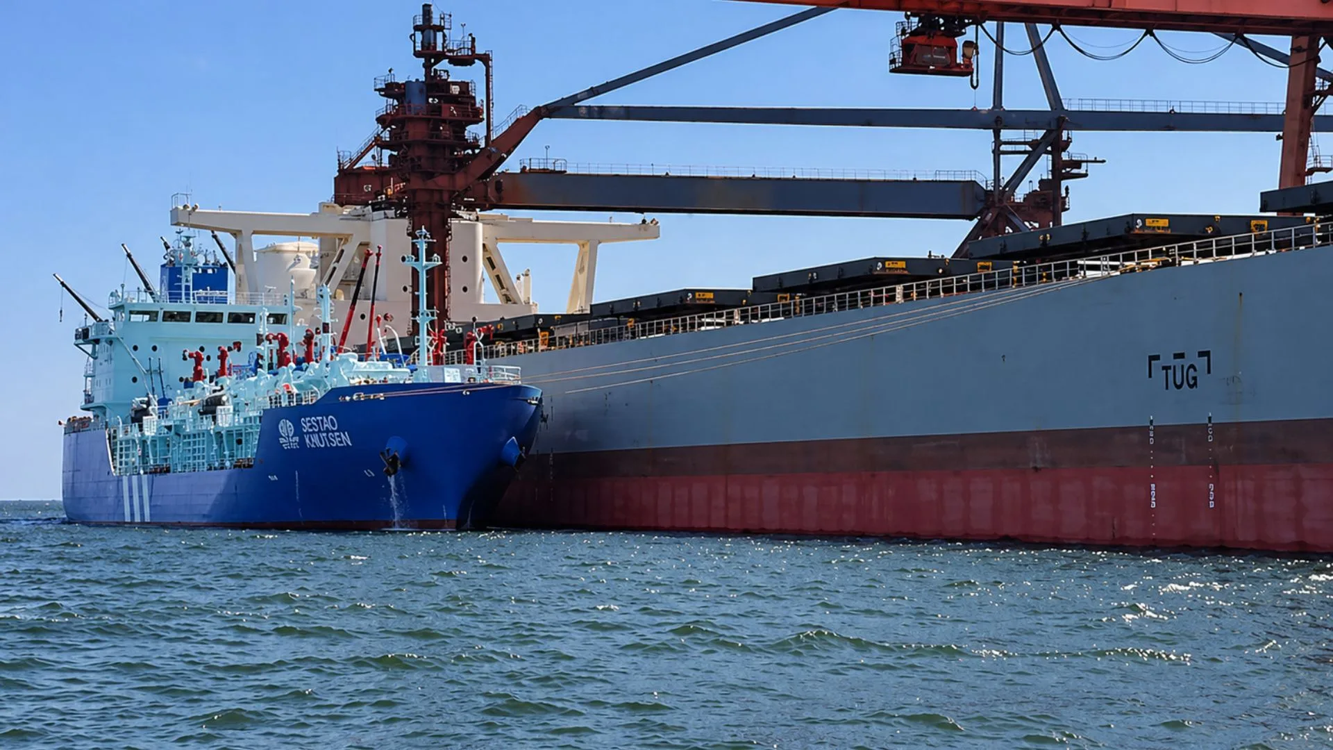 Buque de Osaka Gas realiza operación de bunkering de GNL barco a barco abasteciendo a granelero en puerto japonés.