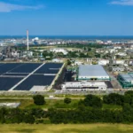 Vista aérea de Environmental Center de Rávena con planta fotovoltaica, instalaciones industriales y áreas destinadas a economía circular y gestión de residuos.