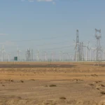 Parque eólico y torres de transmisión para energía de SRP en Arizona.
