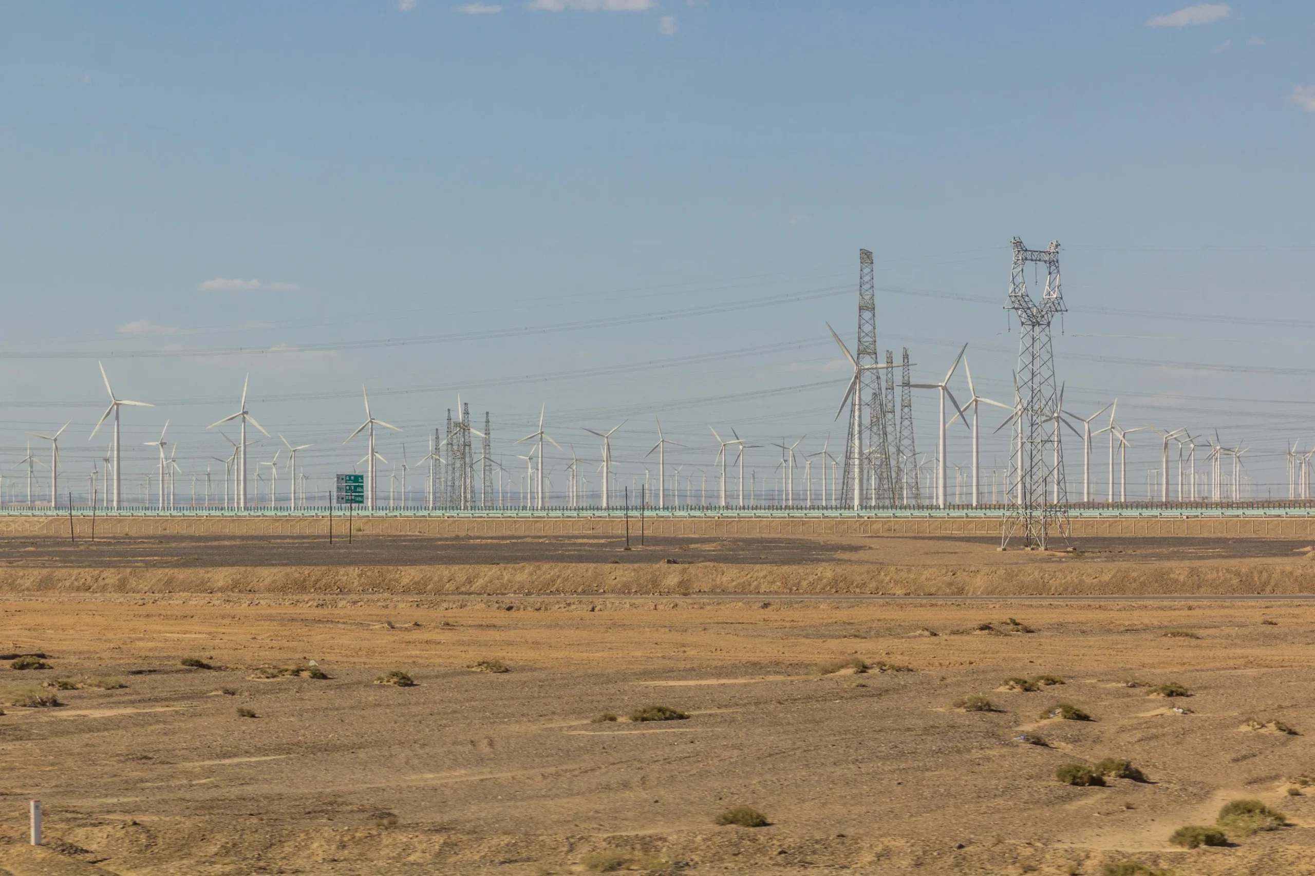 Parque eólico y torres de transmisión para energía de SRP en Arizona.