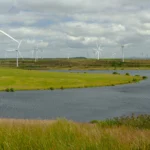Parque eólico terrestre Whitelee, operado por Iberdrola a través de ScottishPower, con aerogeneradores junto a un embalse en Escocia.