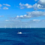 Parque eólico marino de Vattenfall en Dinamarca con aerogeneradores offshore sobre el mar durante un día despejado.