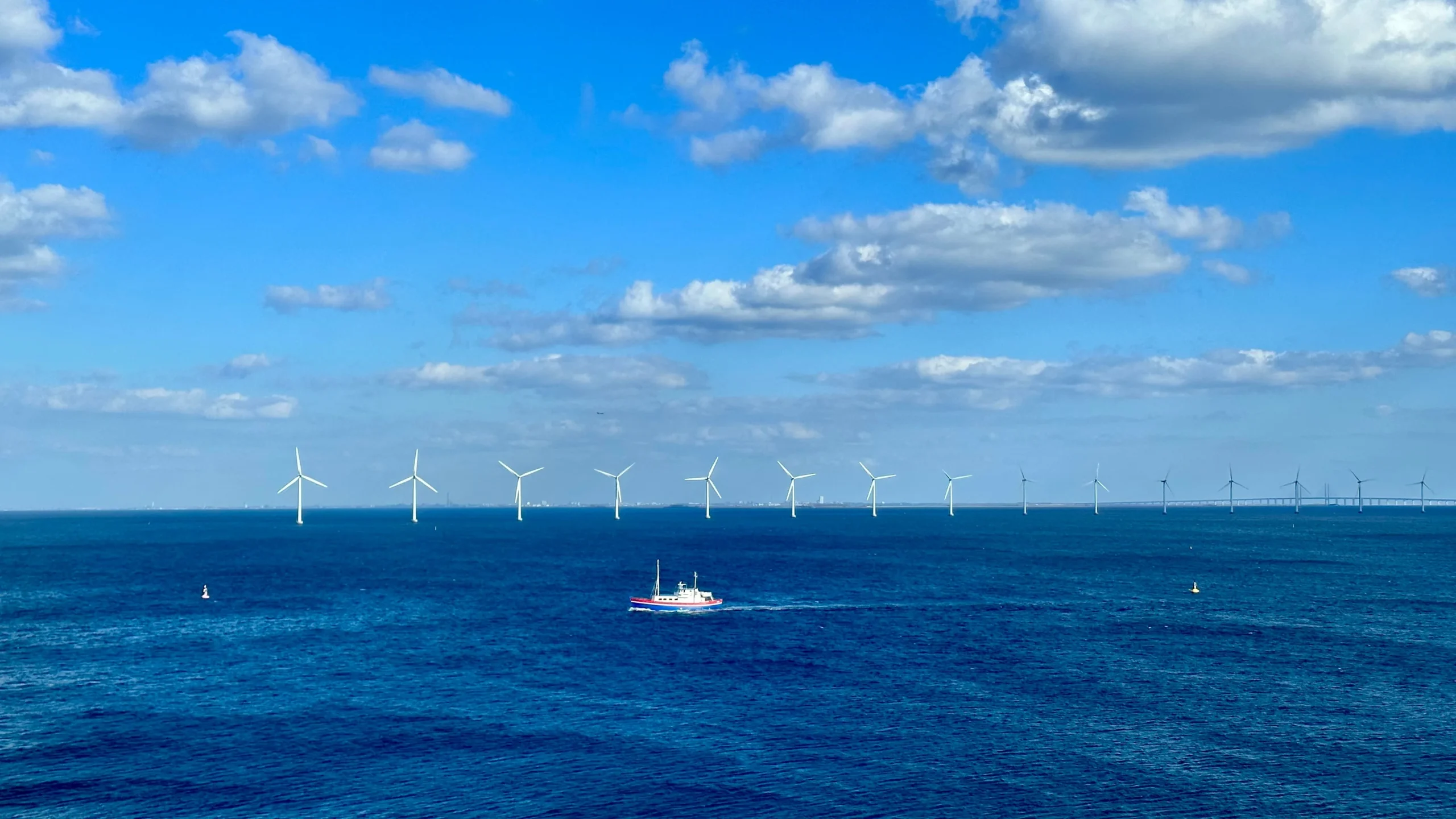 Parque eólico marino de Vattenfall en Dinamarca con aerogeneradores offshore sobre el mar durante un día despejado.