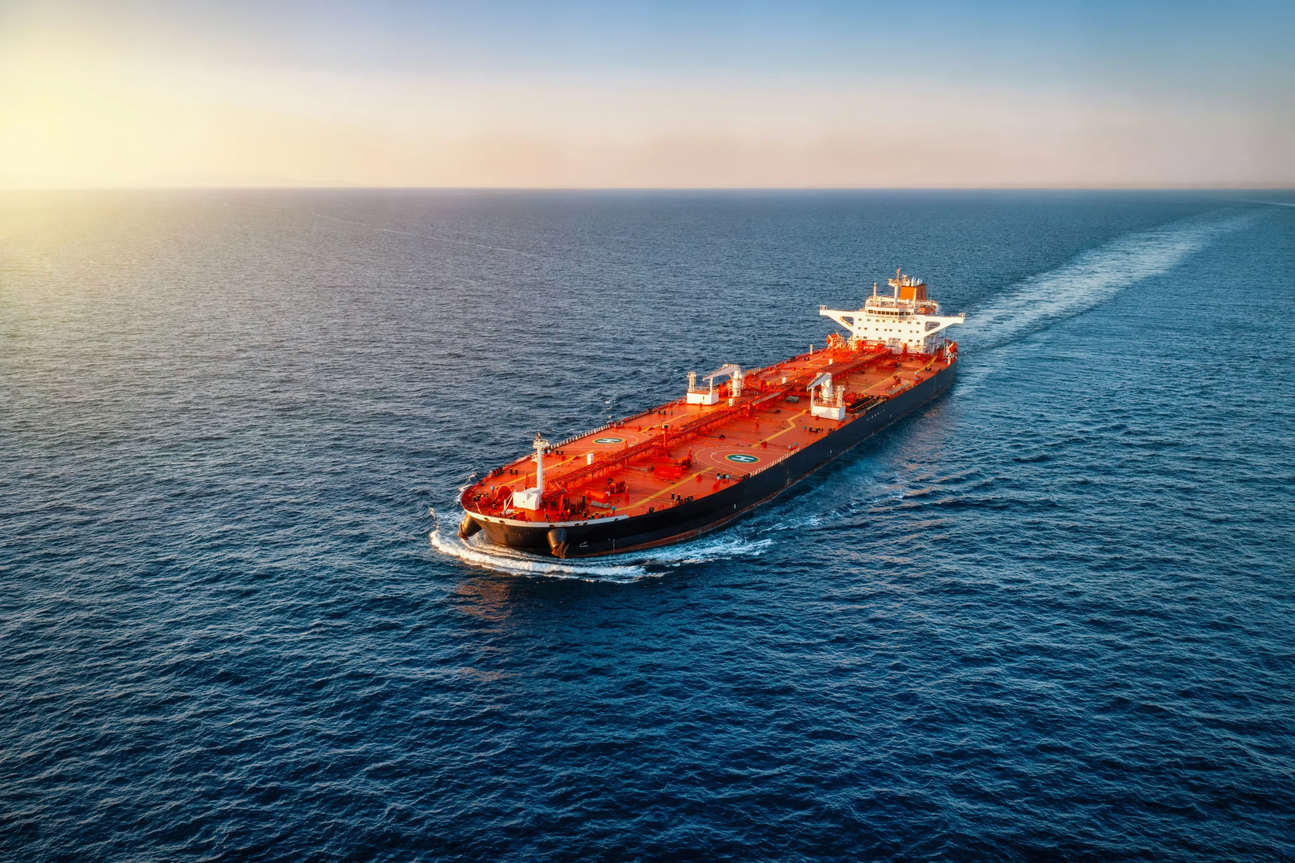Petrolero transportando crudo ante la gestión de las reservas de petróleo de Japón.