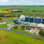Planta de procesamiento de biogás utilizada para producir gas natural renovable en proyectos impulsados por OPAL Fuels para el transporte sostenible.