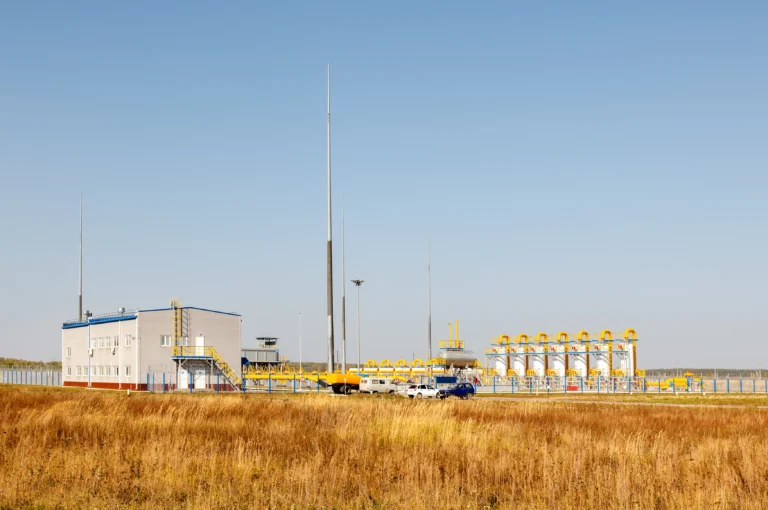 Planta de procesamiento de gas natural vinculada a la expansión de Targa Resources en la cuenca Pérmica.