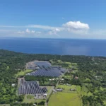 Planta de solar energy rodeada de vegetación en Indonesia.