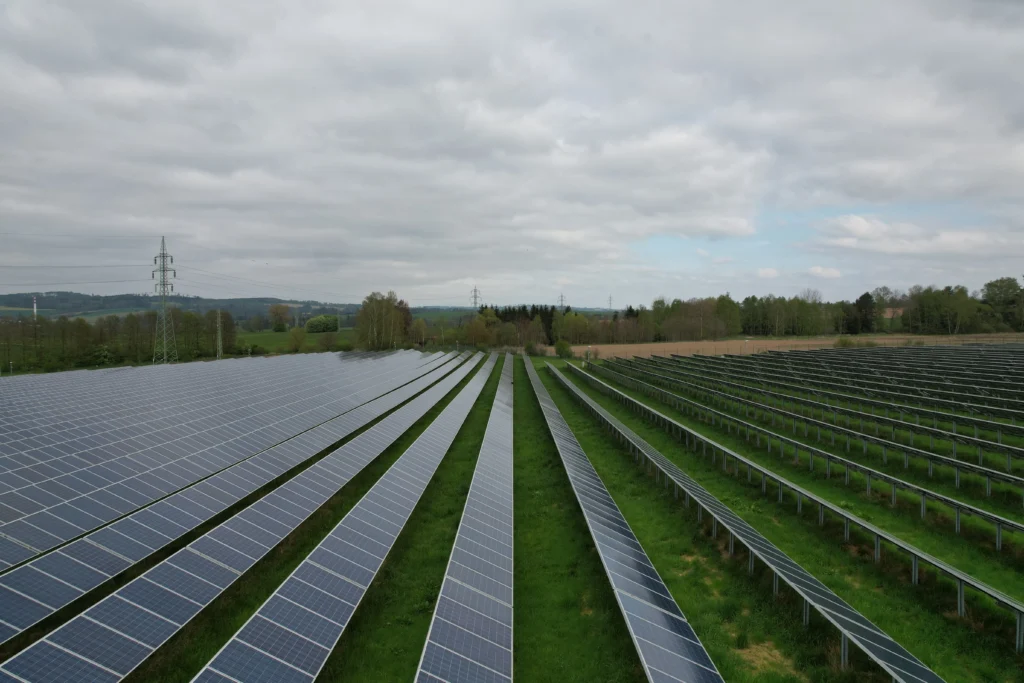 UE restringe inversores solares chinos y abre mercado a proveedores europeos