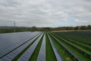 UE restringe inversores solares chinos y abre mercado a proveedores europeos