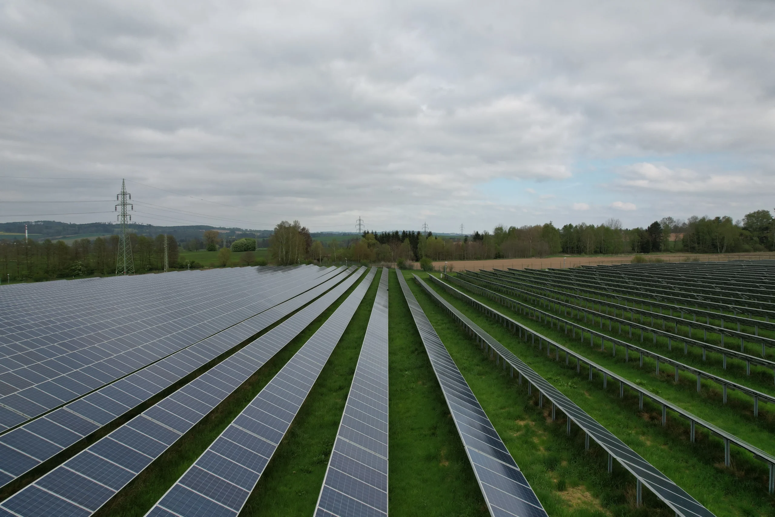 Planta fotovoltaica de gran escala vinculada al mercado europeo de inversores solares.