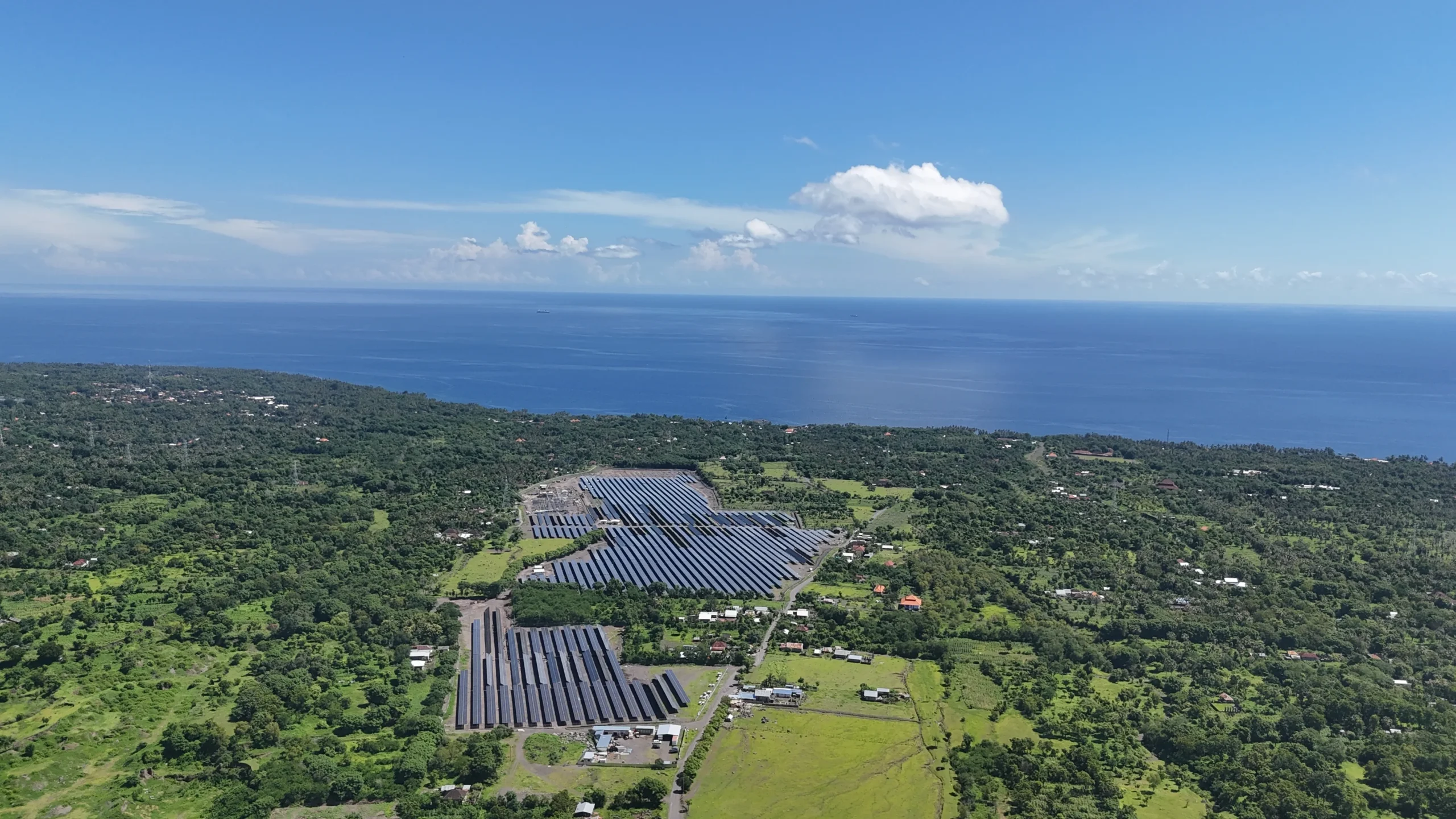Planta de energía solar rodeada de vegetación en Indonesia.