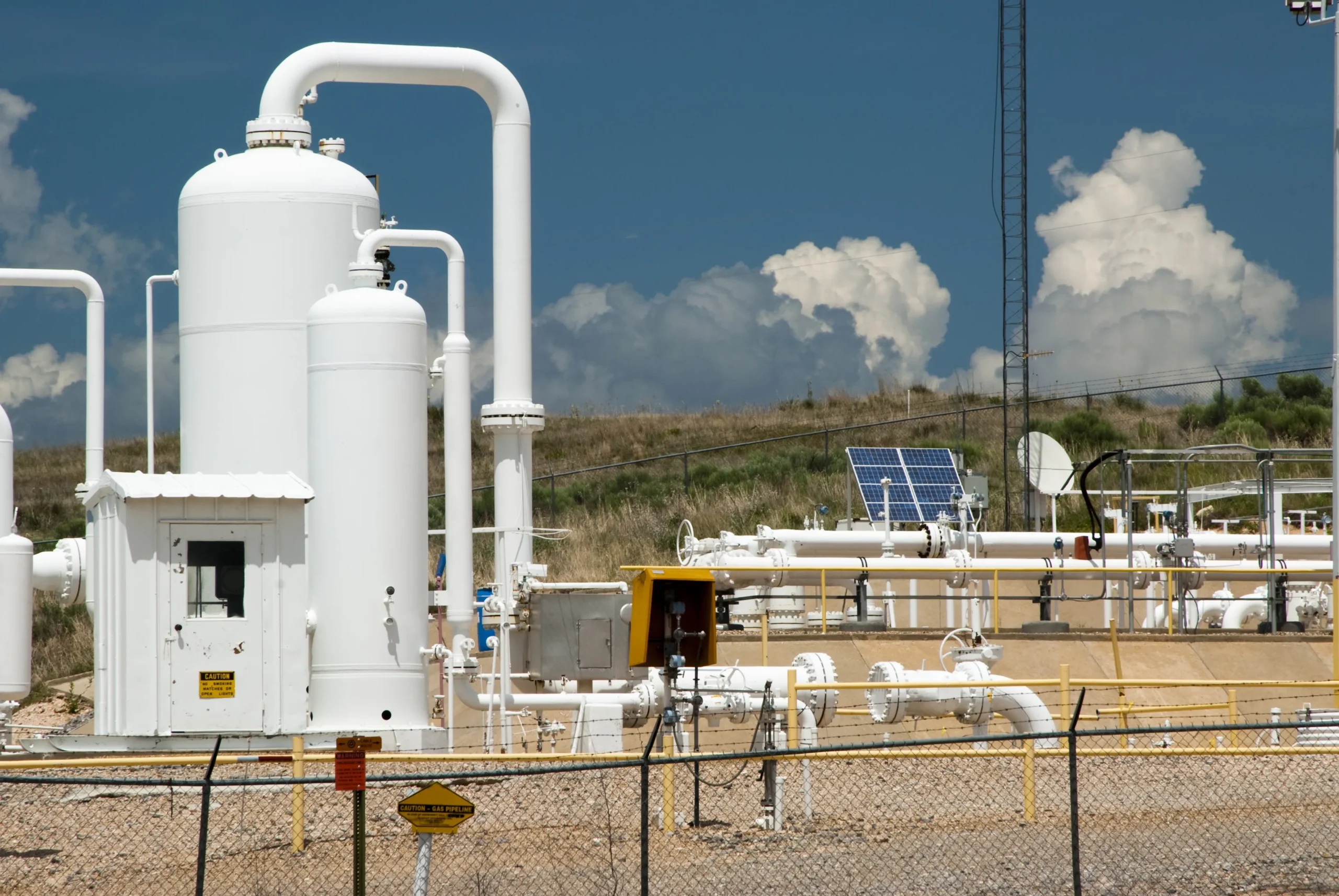 Planta terrestre con infraestructura de gas compression y sistemas de tuberías industriales.
