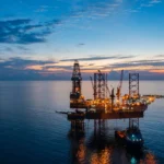 Oil and gas platforms durante operaciones de perforación offshore en Estados Unidos.