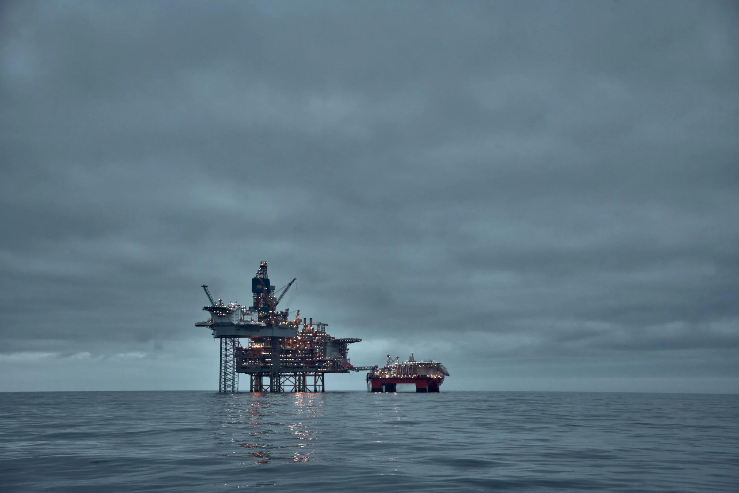 Plataforma petrolera en el Golfo de México ante el paso de la Tormenta Edouard.