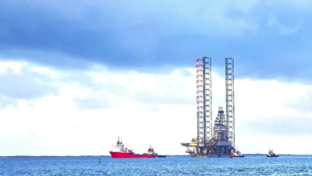 Plataforma PV DRILLING IX remolcada rumbo a Vietnam
