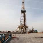 Plataforma terrestre de perforación vinculada a la expansión de Ovintiv en las cuencas Pérmica y Montney.