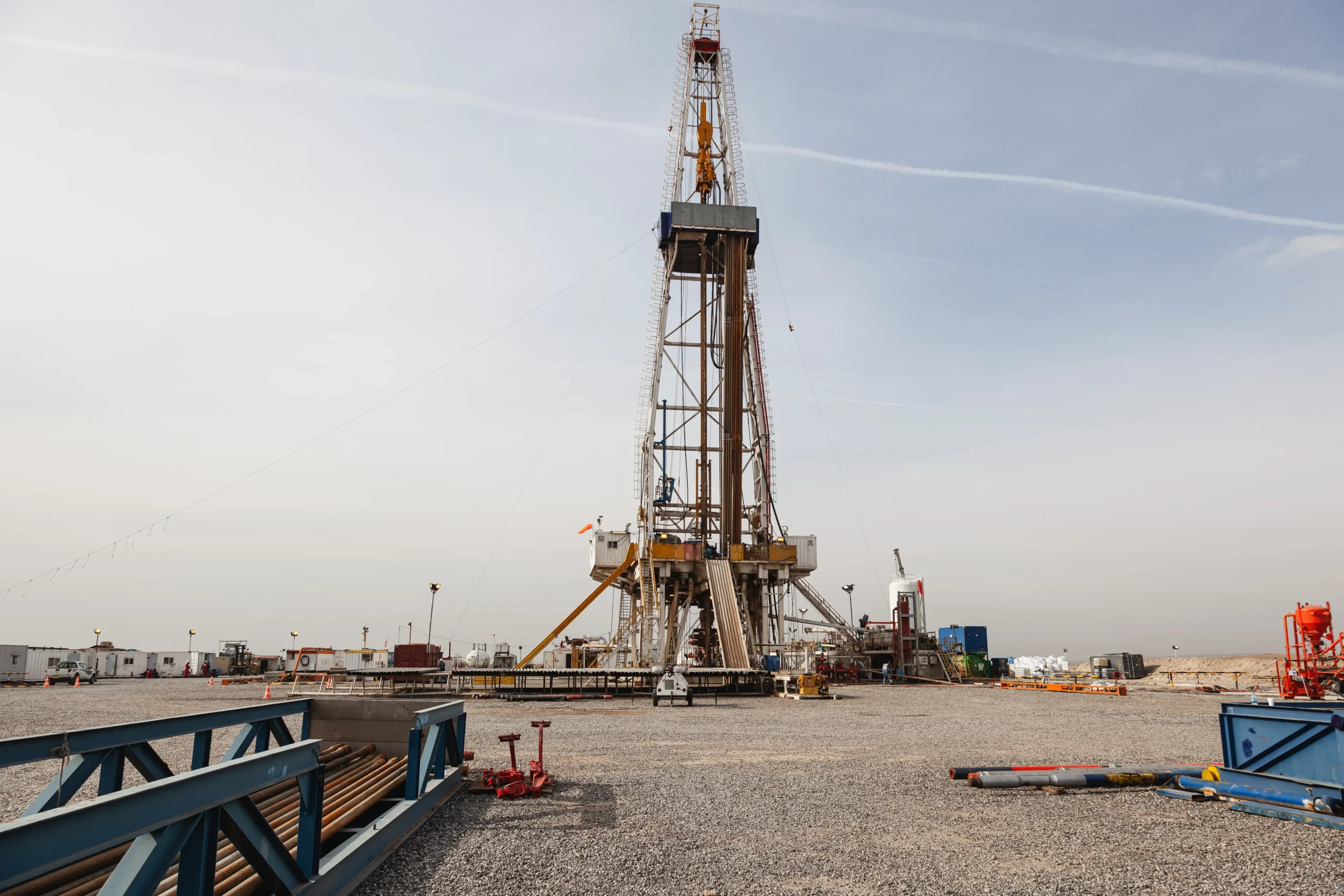 Plataforma terrestre de perforación vinculada a la expansión de Ovintiv en las cuencas Pérmica y Montney.