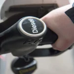 Mano sujetando surtidor de diésel