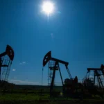 Bombas extractoras de petróleo operando bajo el sol