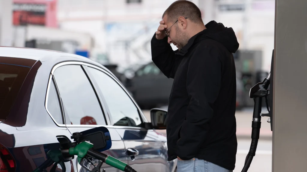 Precio de la gasolina en EE.UU. supera los $4.50 y anticipa un verano más caro