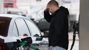 Precio de la gasolina en EE.UU. supera los $4.50 y anticipa un verano más caro