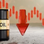 Barril de petróleo con flecha roja descendente y gráfico de velas bajistas
