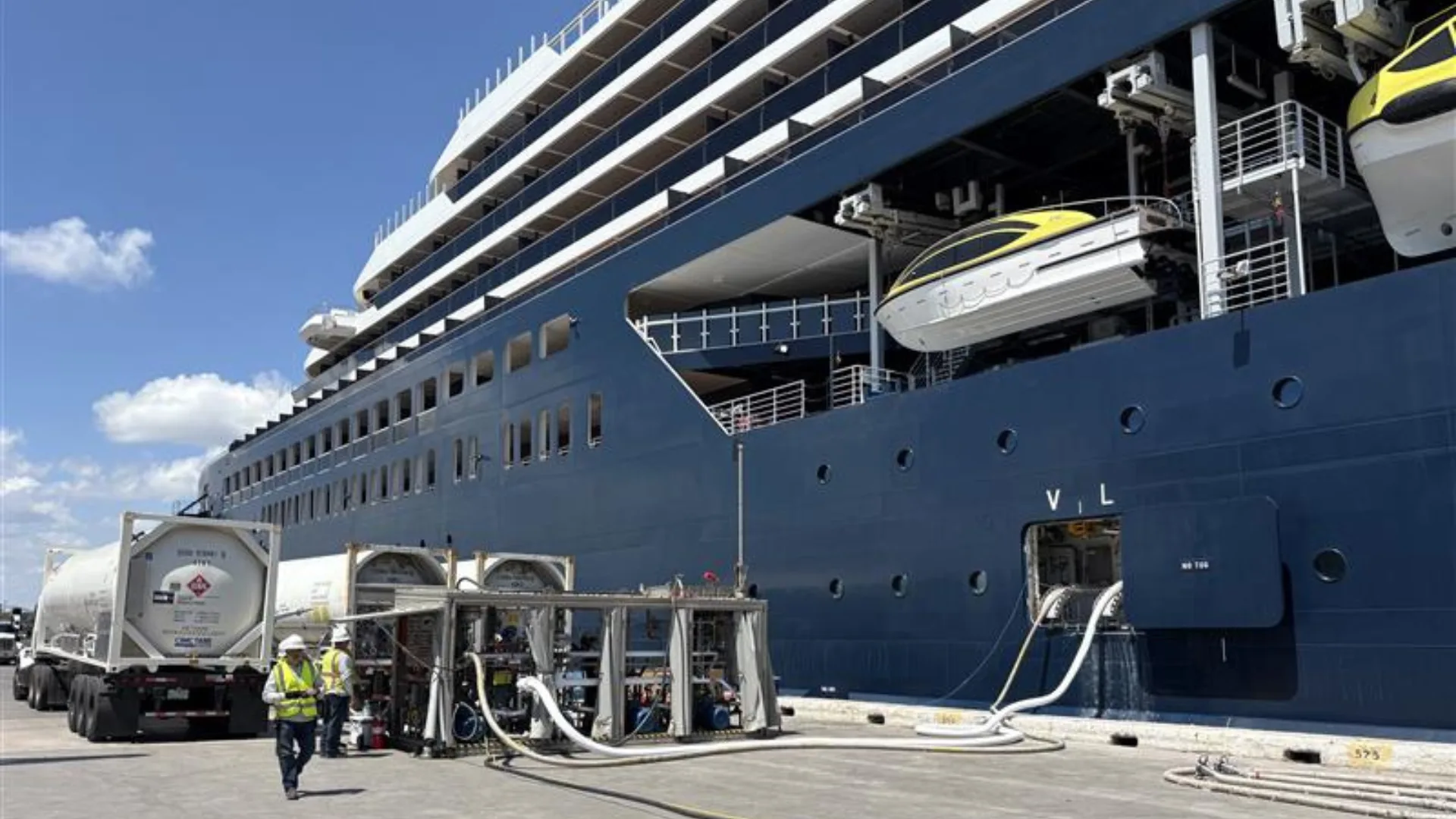 foto del suministro de GNL de tierra a barco