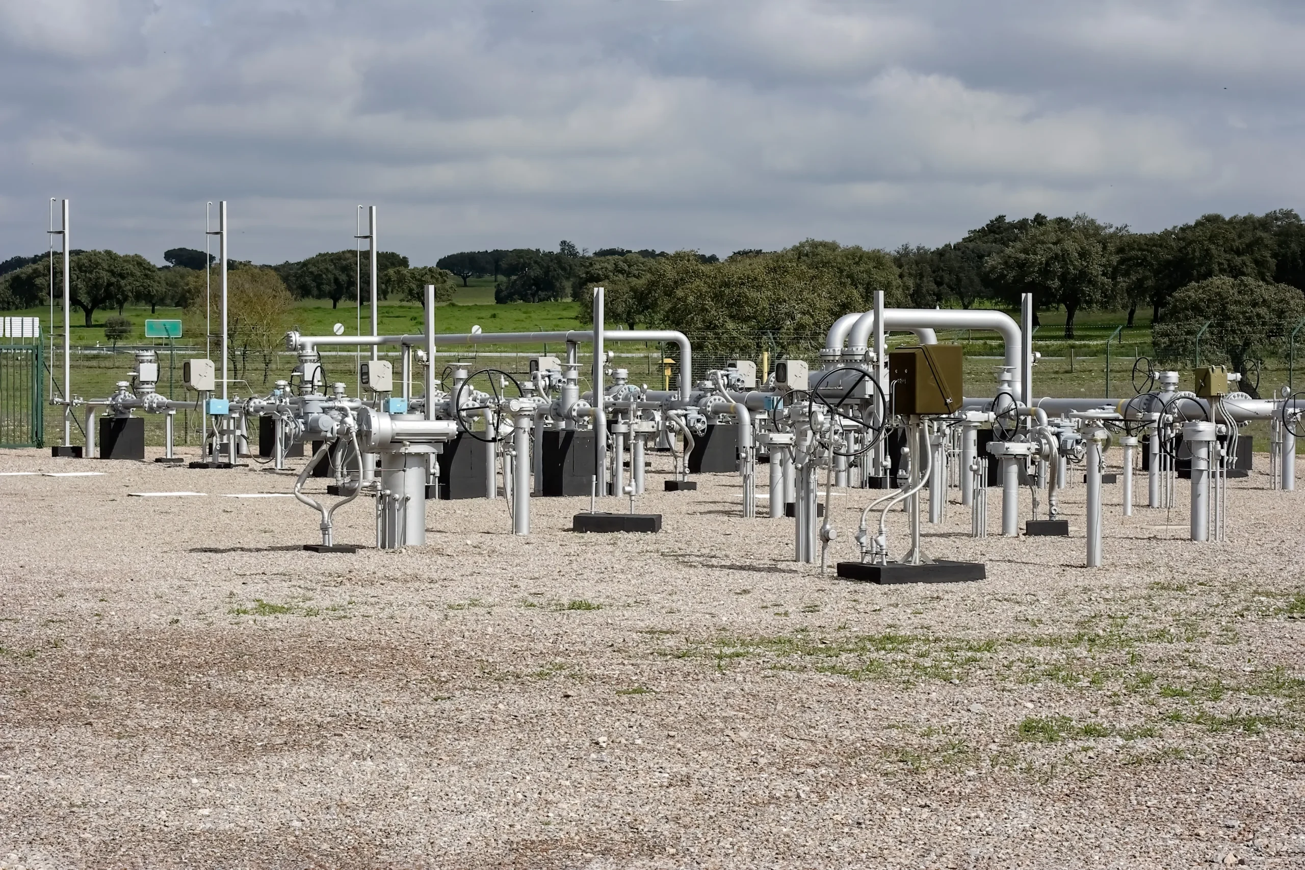 Infraestructura de gas natural de Howard Energy Partners para transporte y procesamiento en Midcontinent.