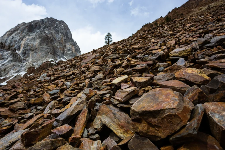 Paisaje rocoso relacionado con el proyecto de tungsteno Springer en Nevada donde EQ Resources tendrá una participación del 10 %.