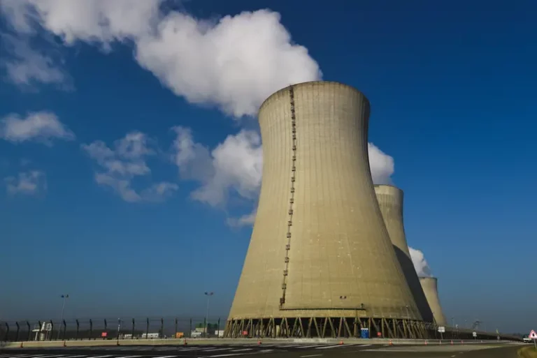 Francia prepara un programa de energía nuclear