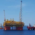 Plataforma offshore del proyecto Bacalhau en la Cuenca de Santos, Brasil, donde Ocean Installer ejecutará trabajos de conexión submarina de pozos para Equinor.