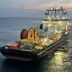Buque cablero durante la instalación submarina del proyecto NeuConnect entre Reino Unido y Alemania.