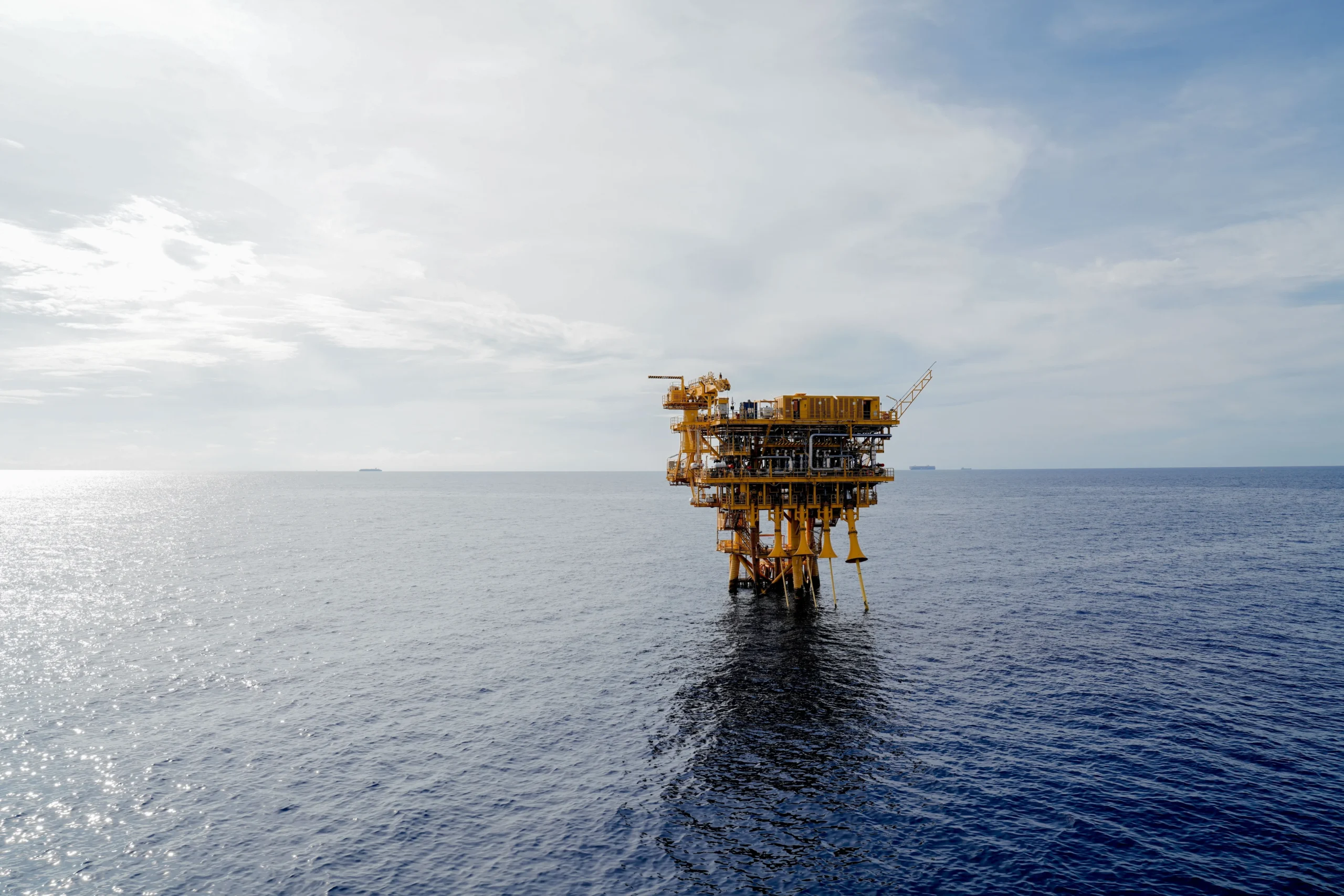 Plataforma offshore asociada al Who Dat East project para producción de petróleo y gas en aguas profundas.