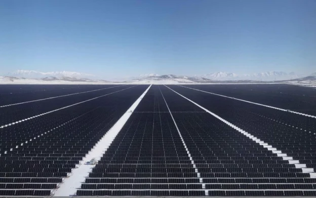 Vista aérea del proyecto Faraday Solar en Utah operado por Excelsior Energy Capital