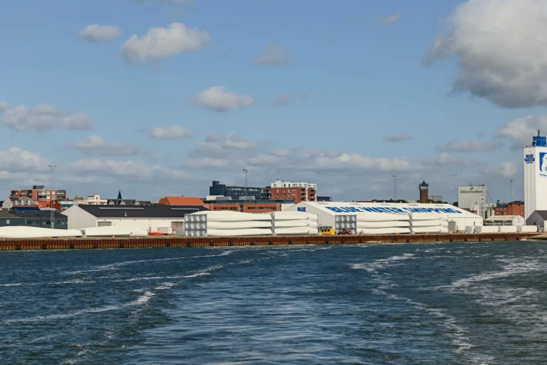 Componentes de aerogeneradores almacenados en una terminal portuaria, infraestructura similar a la prevista para el port of Klaipėda .