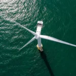 Turbina del parque eólico marino Morgan en el mar de Irlanda, proyecto de energía eólica marina de 1,5 GW promovido por The Crown Estate.