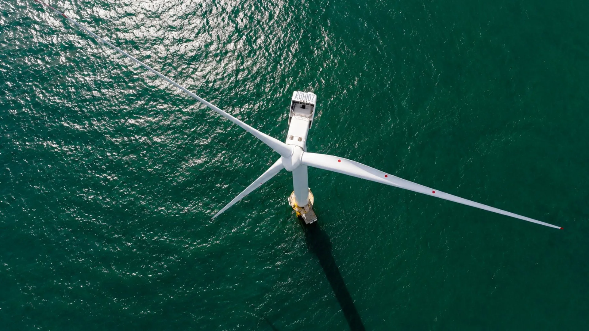 Turbina del parque eólico marino Morgan en el mar de Irlanda, proyecto de energía eólica marina de 1,5 GW promovido por The Crown Estate.