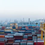 Puertos de contenedores con infraestructura logística en operación