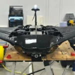Vehículo submarino autónomo de Ray Systems con propulsión por aletas durante pruebas en laboratorio.