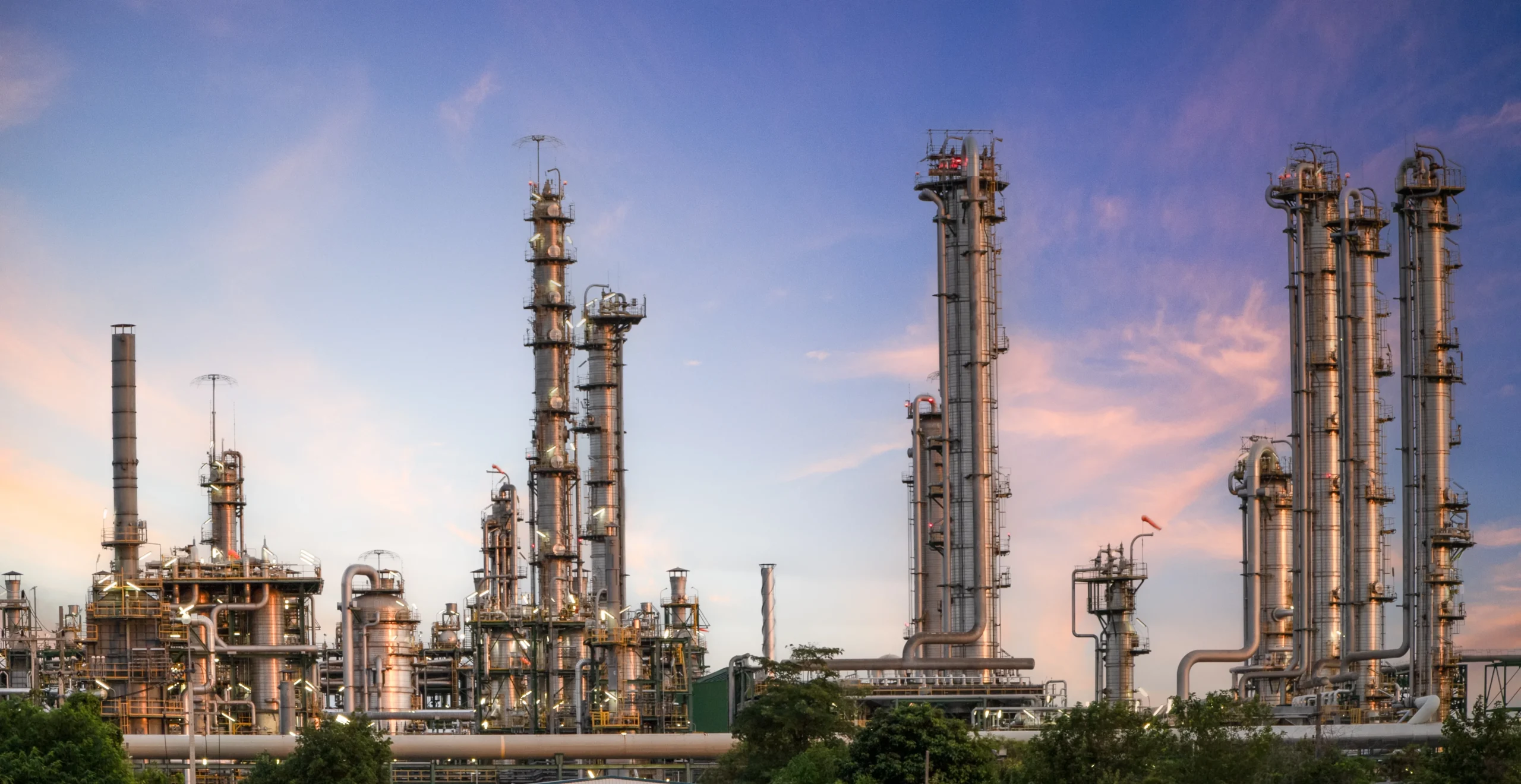 Refinería de CITGO con unidades de procesamiento de petróleo y nafta en Lake Charles.