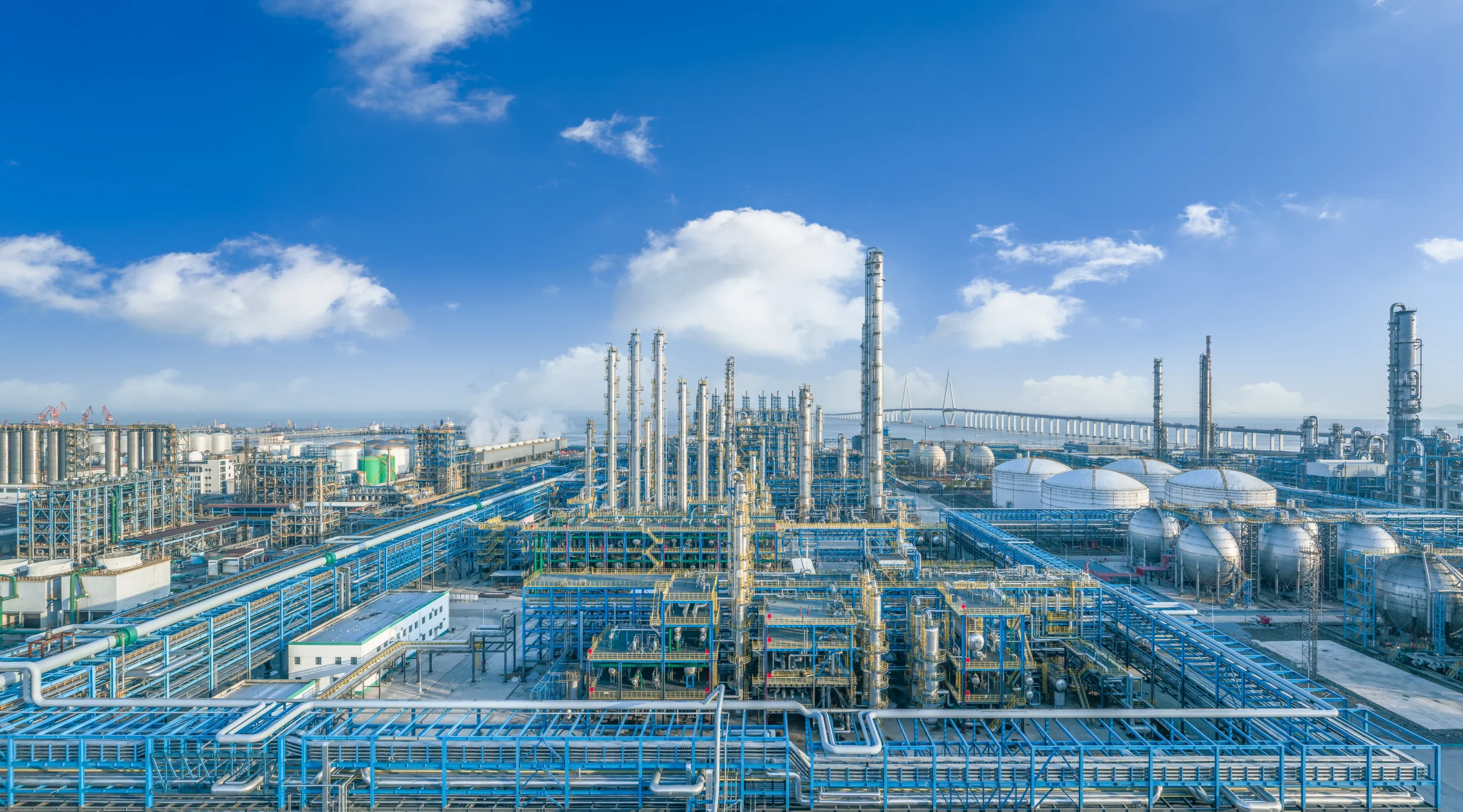 Refinería moderna con infraestructura industrial asociada a soluciones de eficiencia energética de GEA.