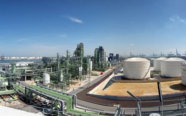 Vista de la refinería de Neste en Róterdam donde se instaló el electrolizador de hidrógeno renovable.
